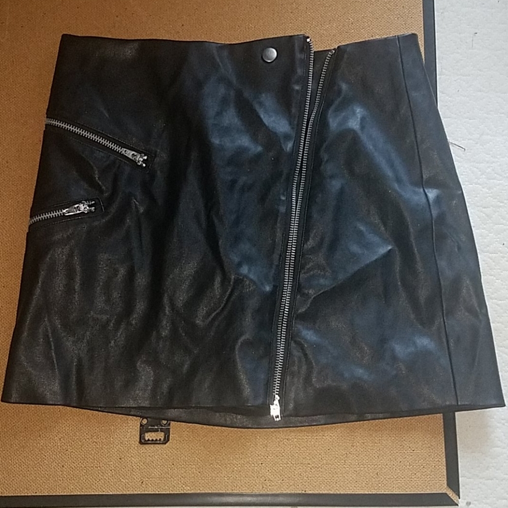 Kendall and Kylie zip up leather skirt